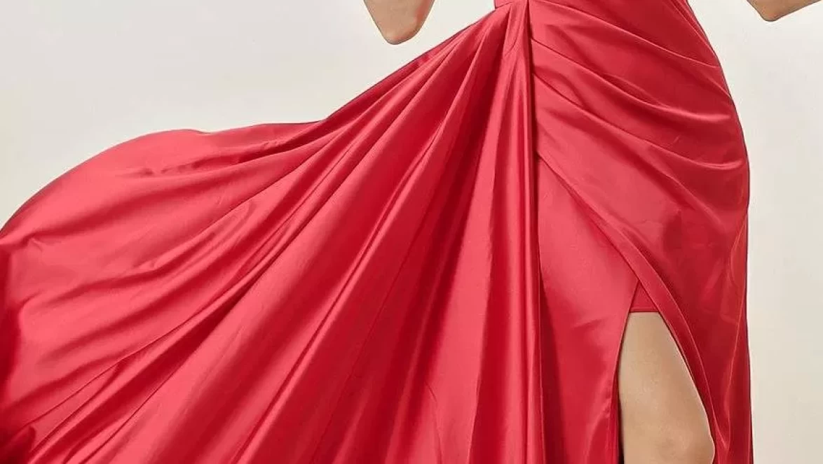 Ünlülerin tercihi saten elbiselerde şıklığın gizli formülü