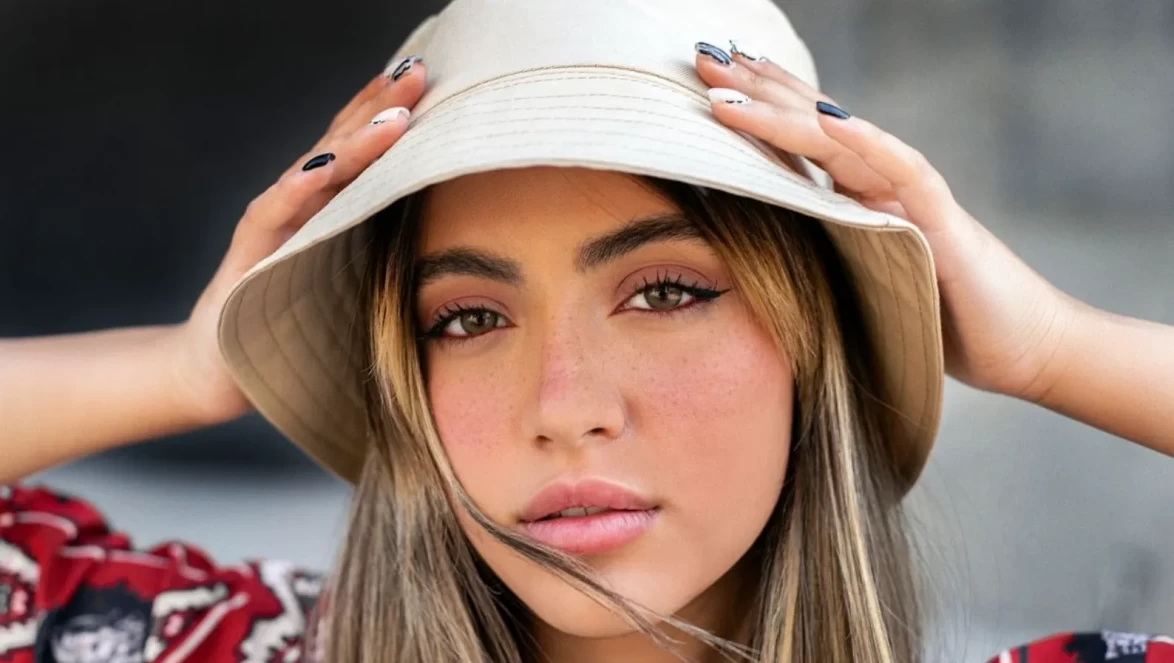 Bucket şapka kombinleri ile her mevsim stil sahibi görünmenin yolları