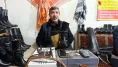Turgutlu'da 45 yıllık Suat usta 100 yıllık kalıplarla geleneksel efe çizmeleri üretiyor!