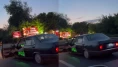 Trafikte 'pes' dedirten anlar! Ayağıyla kapıyı açarak araç sürdü