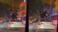 Otomobilin tavanına oturup yolculuk yaptılar!