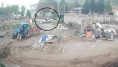 Otobüsten inip karşıya geçmek isteyen gence otomobil böyle çarptı!