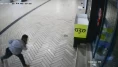 Dükkanların camlarını taşlayıp 'Polisi arayın beni yakalasın' dedi!