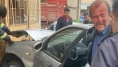 Direksiyon başında bayılan sürücü boş dükkana girdi!