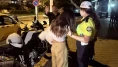 Aracıyla polisi ezmeye çalıştı! Kazadan saniyelerle kurtuldu