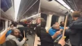 Metroda 'oklavalı' kavga! Tekme ve yumruklar havada uçuştu: O anlar böyle görüntülendi