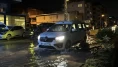 Araçlar sularla sürüklendi, ev ve iş yerlerini su bastı