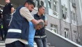 3 çocuğunu dışarı yollayıp eşinin boğazını kesti