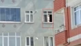 Yürekler ağza geldi! Evin penceresine çıkan bebek mermerde yürüdü