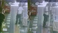 Kaldırımdaki papağanı böyle çaldılar