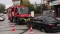 Seyir halindeki otomobil çöken yolun içine düştü