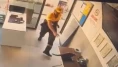 Kedinin saldırdığı kargayı görevli kurtardı