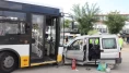 Halk otobüsü ve otomobil çarpıştı: 2’si çocuk 5 yaralı