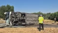 Refüje çarpan yolcu otobüsü devrildi