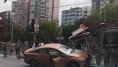 Otomobil tramvay durağına girdi!