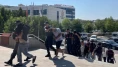 Arkadaşının eşine ilişkisi olan kişiye kadın kıyafeti giydirip görüntüleri paylaştılar