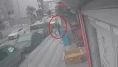 ATM'den para çeken kadın gaspçının hedefi oldu!