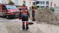 Yürürken bir anda rögara düştü! O anlar kamerada