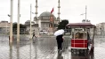 Ani basan sağanak yağmur Taksim Meydanı'nı vurdu, vatandaşlar hazırlıksız yakalandı!