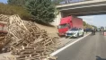 Bursa’da emniyet şeridindeki araca kamyon çarptı