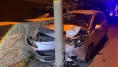 Araç elektrik direğine çarptı