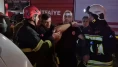 İtfaiye erinin üzerine yanan çatı düştü!