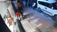 Mağaza önünde asılı Türk bayrağını yere attı