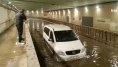 Pendik'te alt geçit göle döndü, minibüs mahsur kaldı