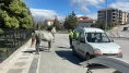 Kaçan at seyir halindeki otomobile çarptı