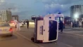 Minibüs park halindeki otomobile çarpıp yan yattı