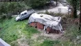 Kamyonet bahçeye uçtu, 3 kadın saniyelerle kurtuldu
