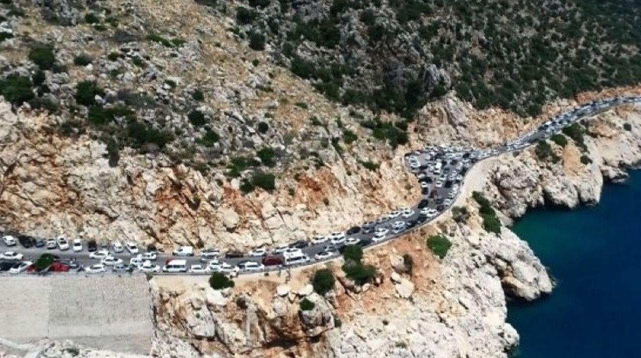 Dünyaca ünlü plajda izdiham! 3 kilometrelik kuyruk oluştu