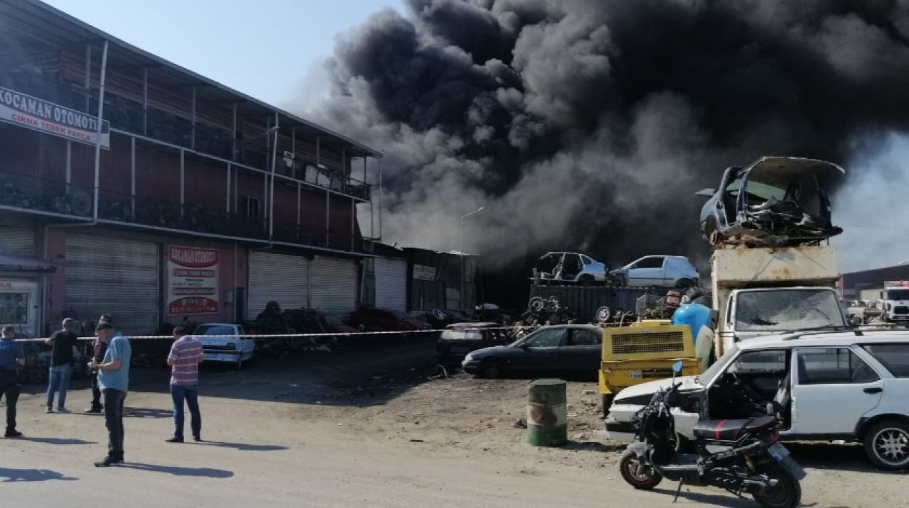 Adana'da, fabrikada yangın! Gökyüzünü siyah dumanlar kapladı