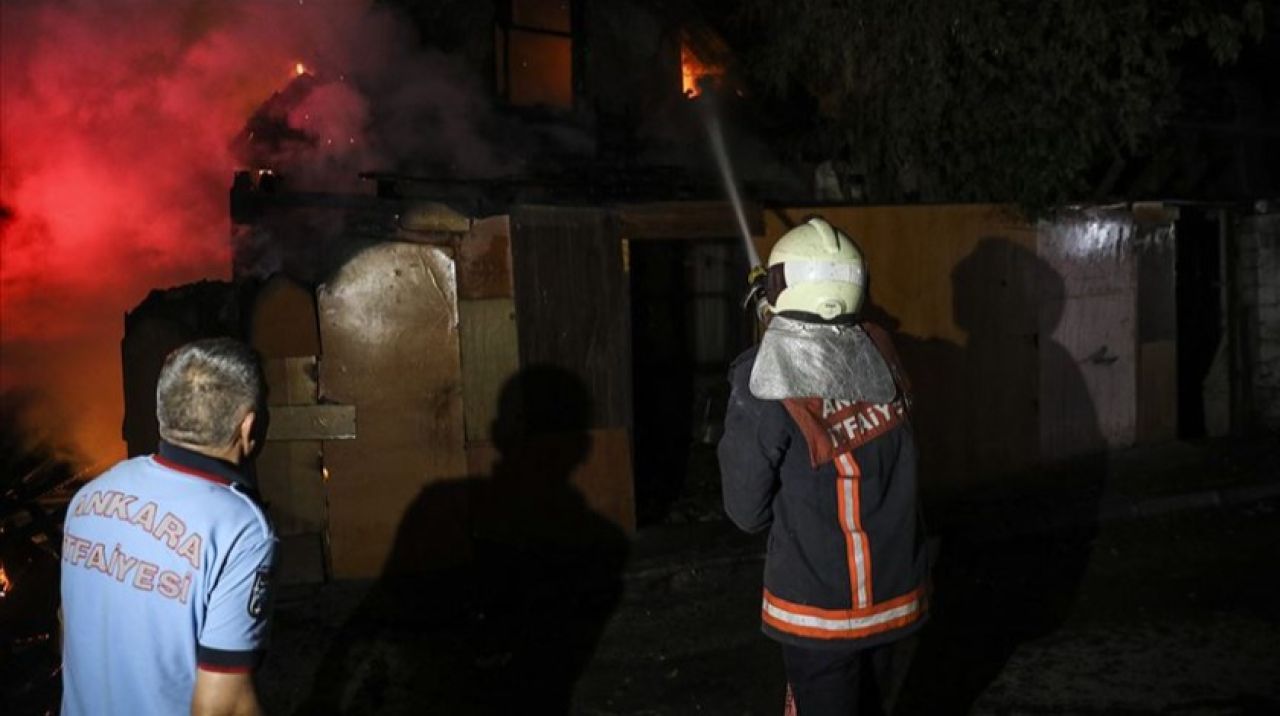 Beslediği kediler yangından kurtardı