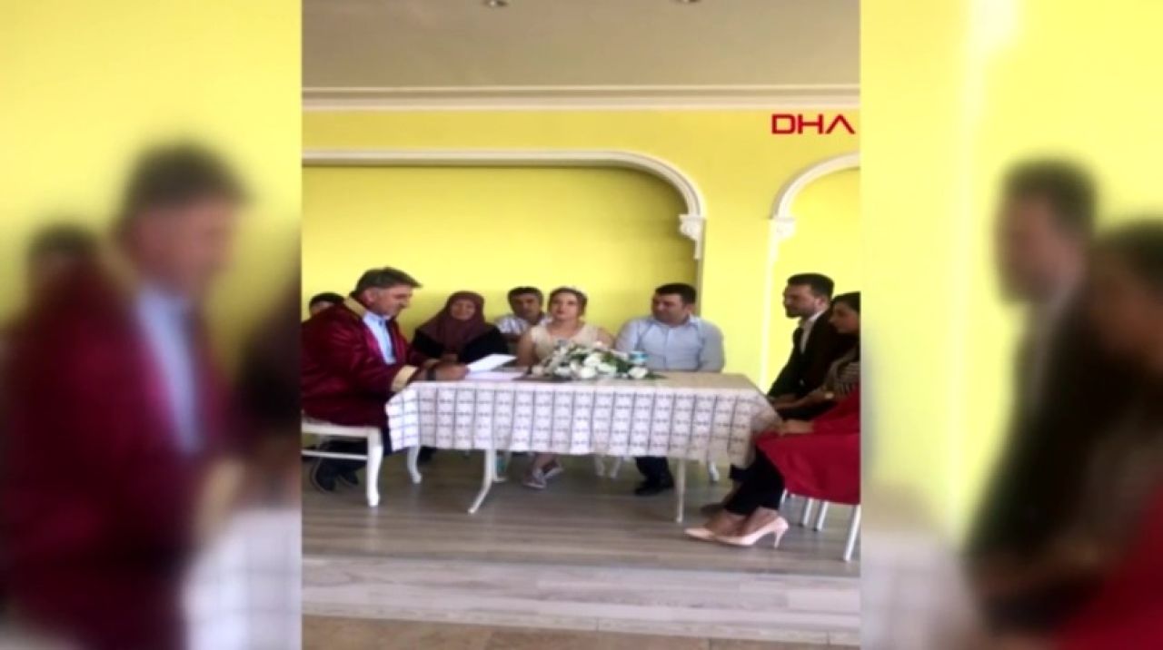 Depreme nikah masasında yakalandılar! İşte o görüntüler