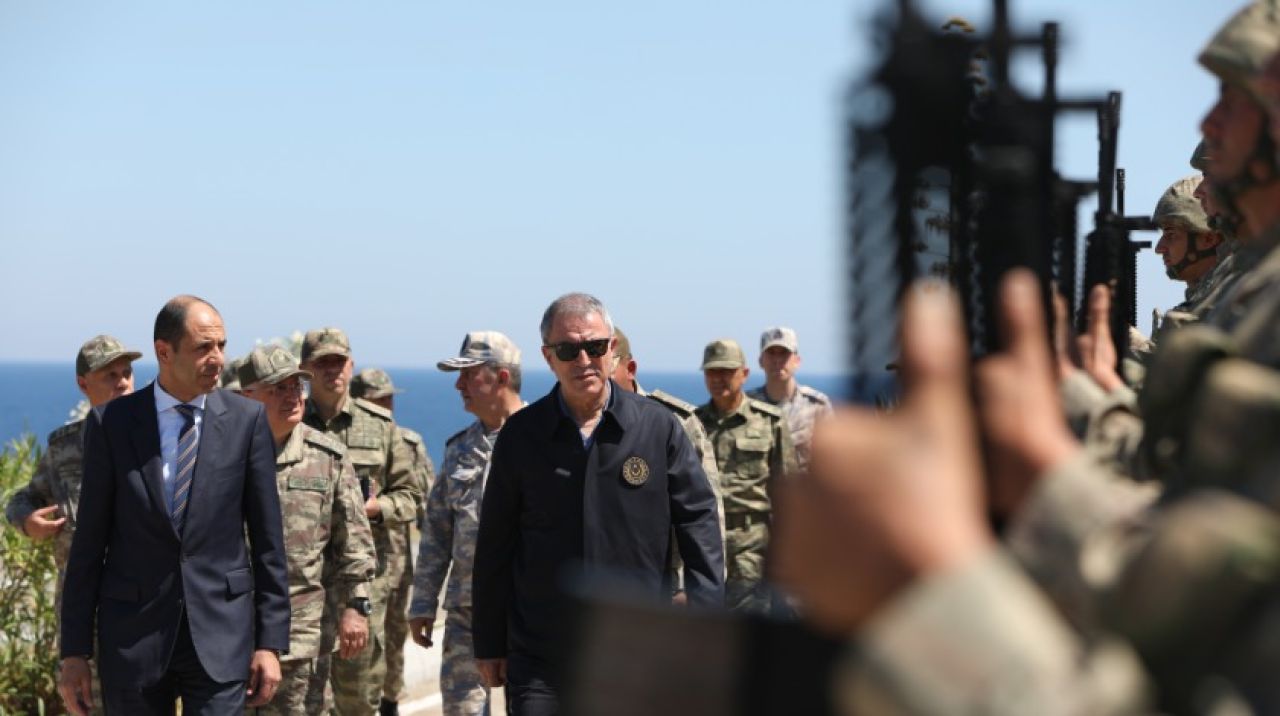 Bakan Akar komutanları yanına alıp KKTC'ye çıkarma yaptı
