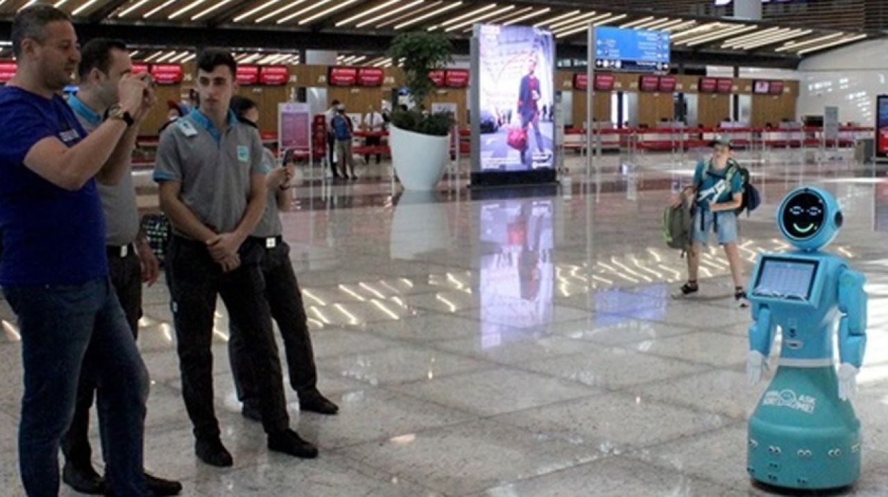 İstanbul Havalimanı'nda robotlar göreve başladı