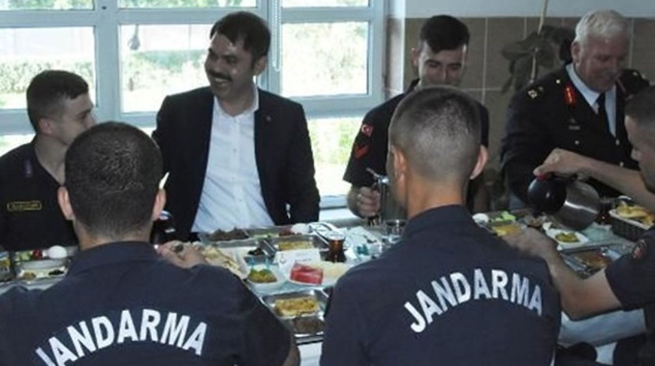 Bakan Kurum bayram kahvaltısını askerlerle yaptı