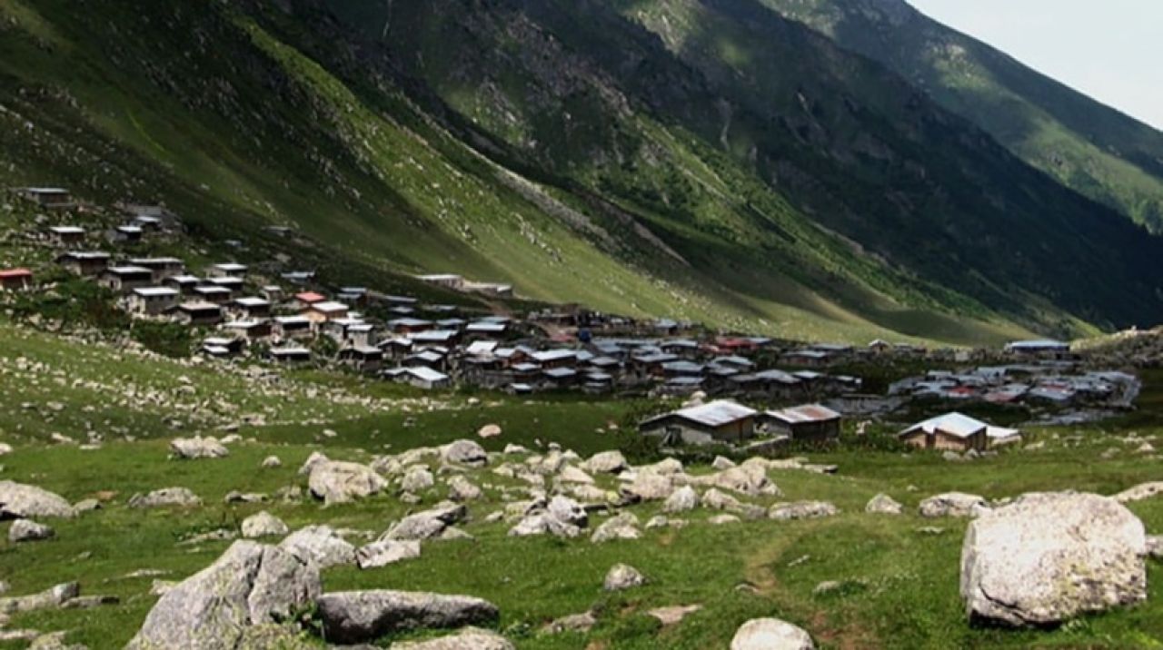 Rize yaylalarındaki kaçak yapılar tek tek yıkılıyor