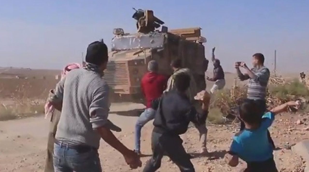 Türk araçlarına saldırı! Çocukları kullandılar