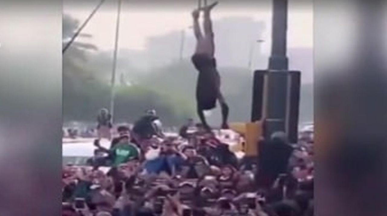 Protestocular keskin nişancıyı yakaladı