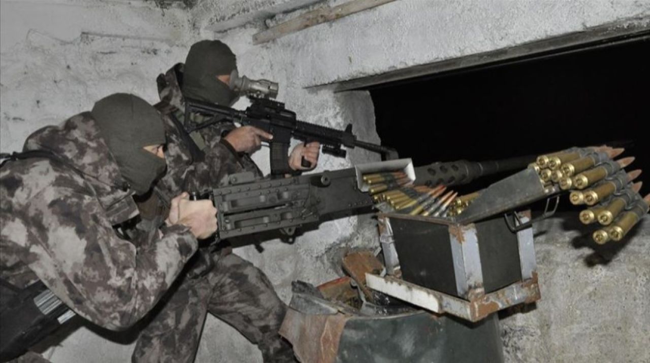 Yeni yılı 1350 rakımlı üs bölgesinde elleri tetikte karşıladılar