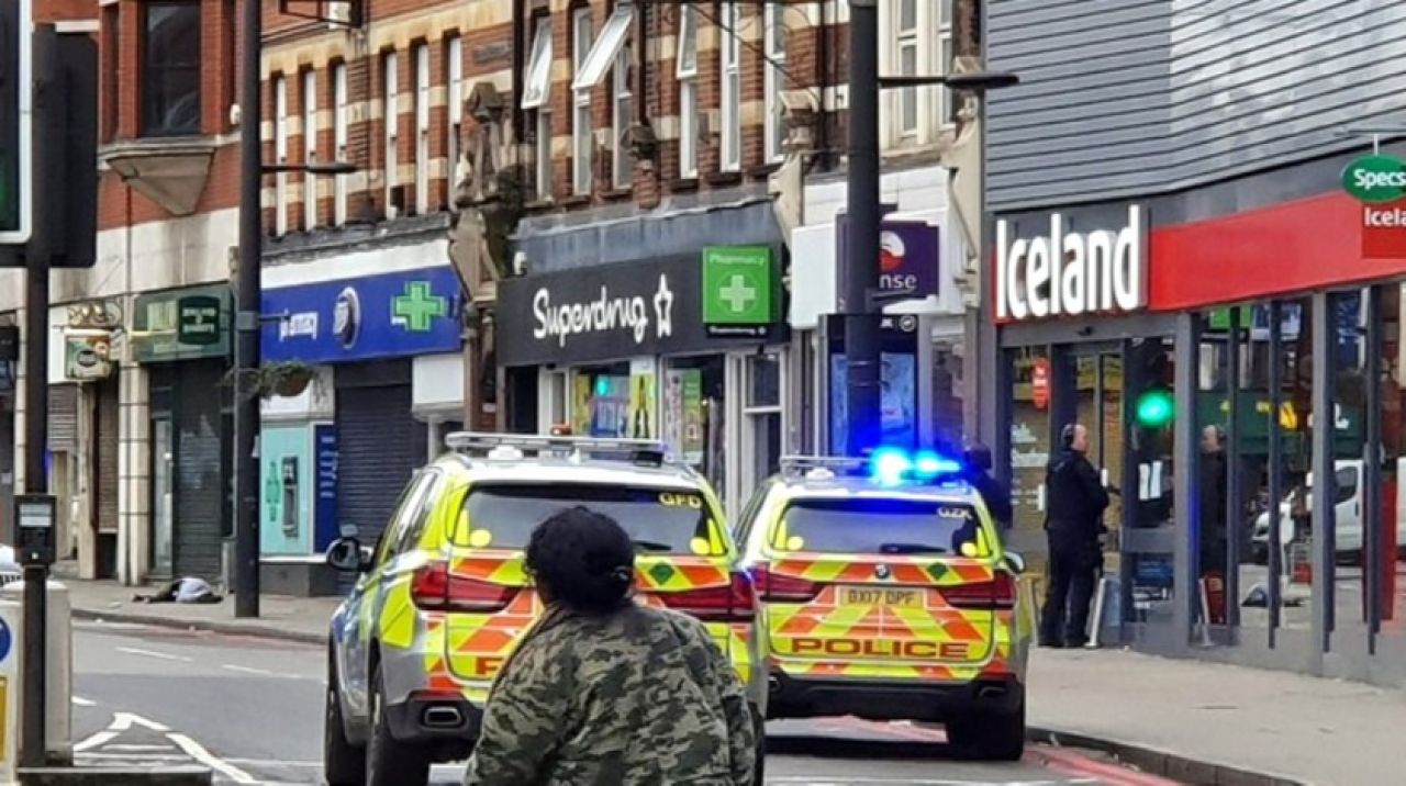 Londra'da bıçaklı terör saldırısı! Yaralılar var