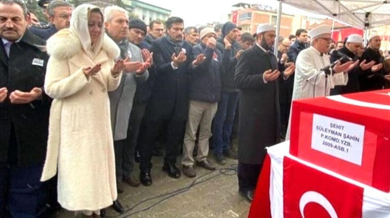 İP'li Aylin Cesur'dan şehit cenazesinde tepki çeken hareket