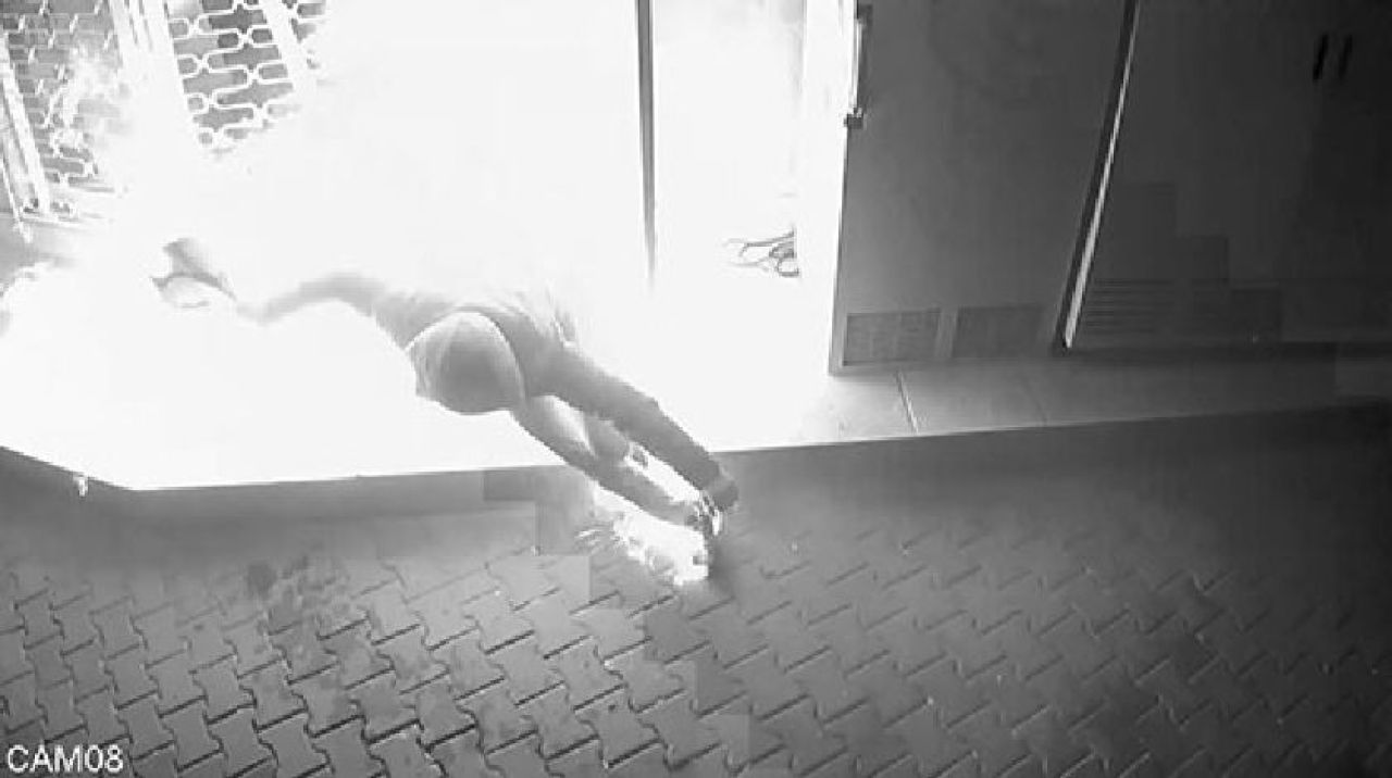 İşyerini kundaklamak istedi, kendisi tutuştu