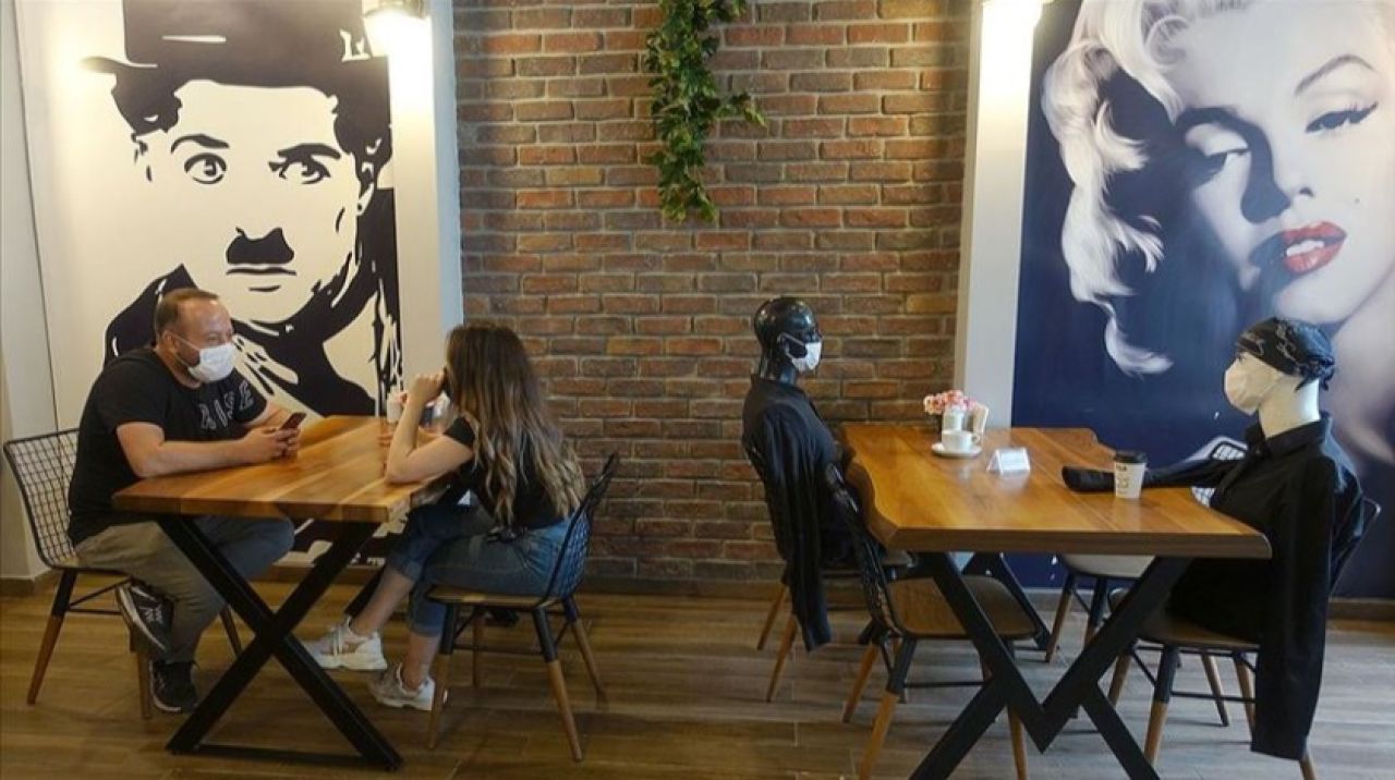 Sosyal mesafe cansız mankenlerle sağlanıyor