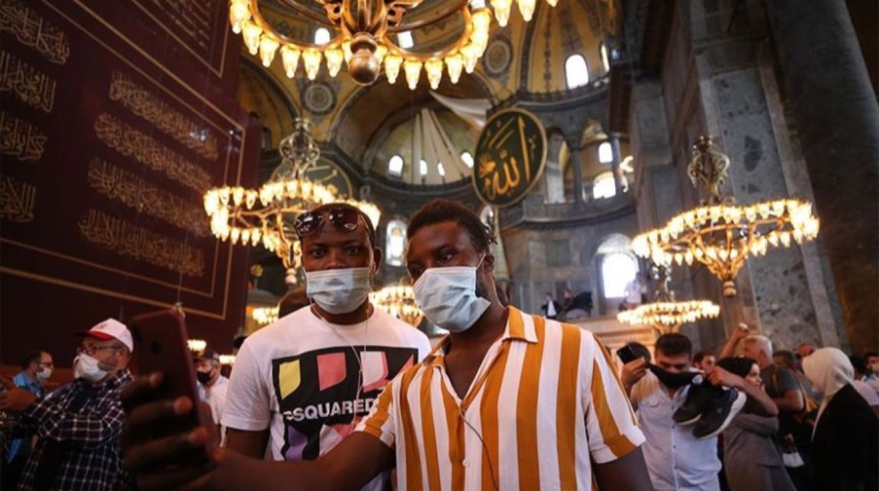 Ayasofya-i Kebir Cami-i Şerifi'nde yoğunluk gece yarısı da devam etti