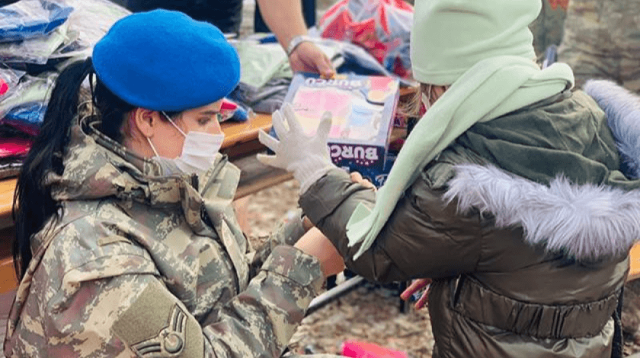 Mehmetçik'ten çocuklara kışlık kıyafet ve oyuncak yardımı