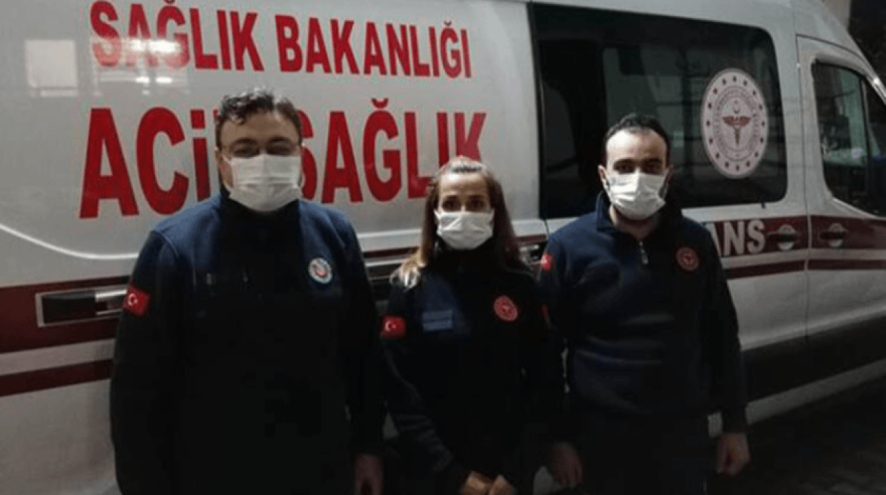 Sağlık çalışanı gönülleri fethetti! Beline kadar suda hastasına ulaştı