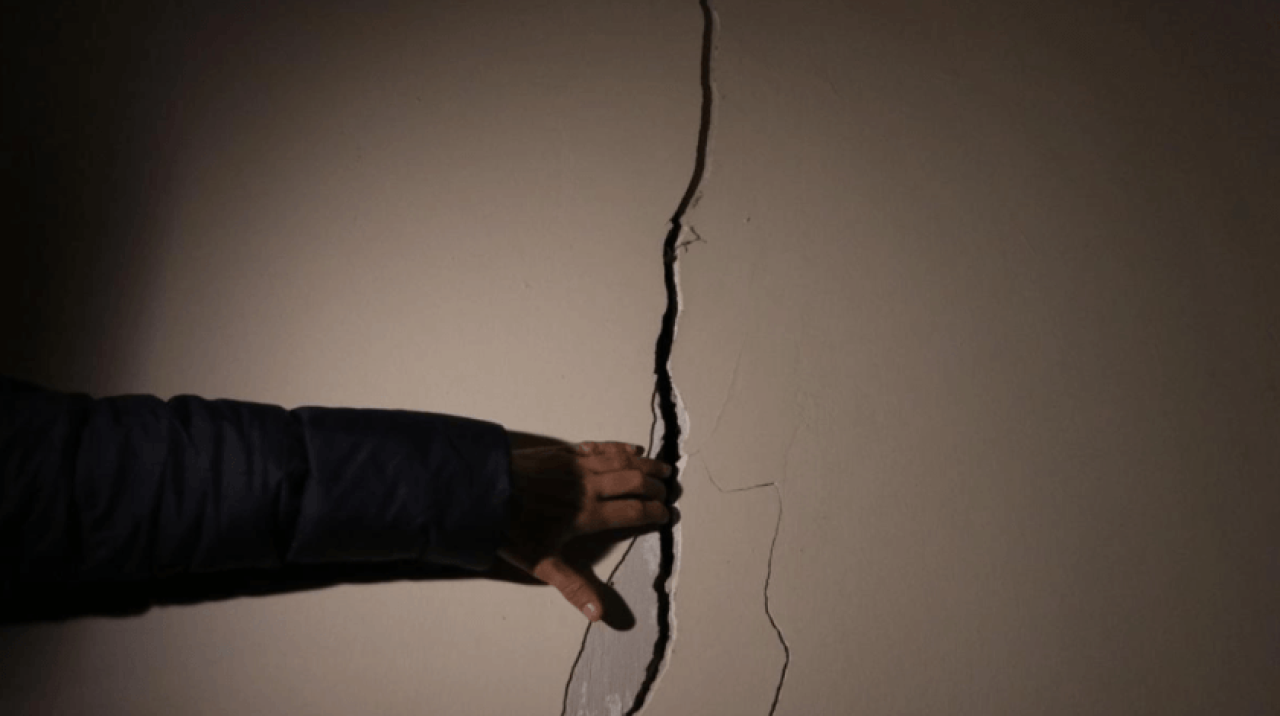 Kayseri'de korkutan deprem! Evlerde çatlaklar oluştu